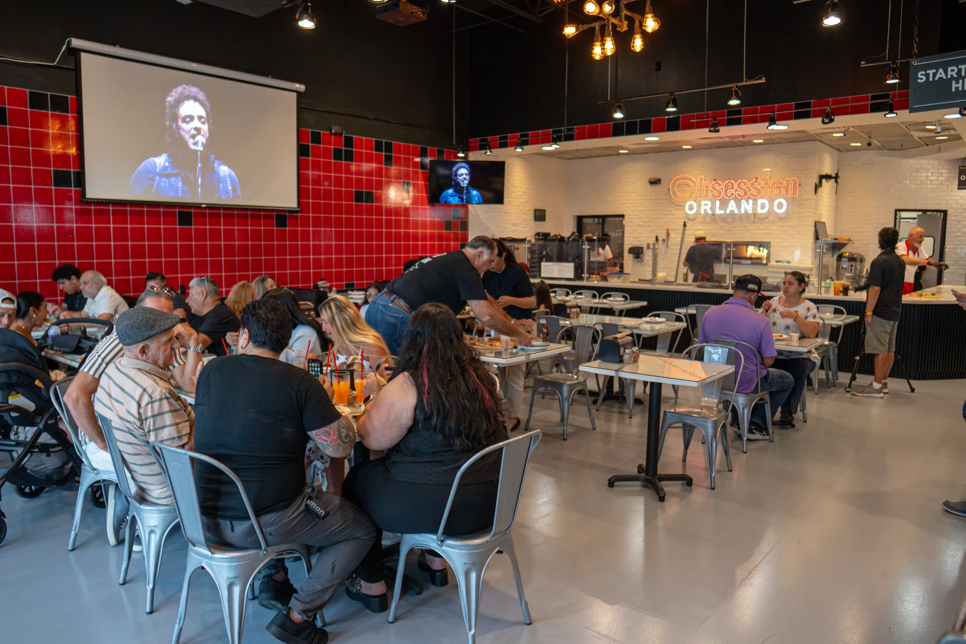 Obsession Pizza — interior, equipo y horno a la vista